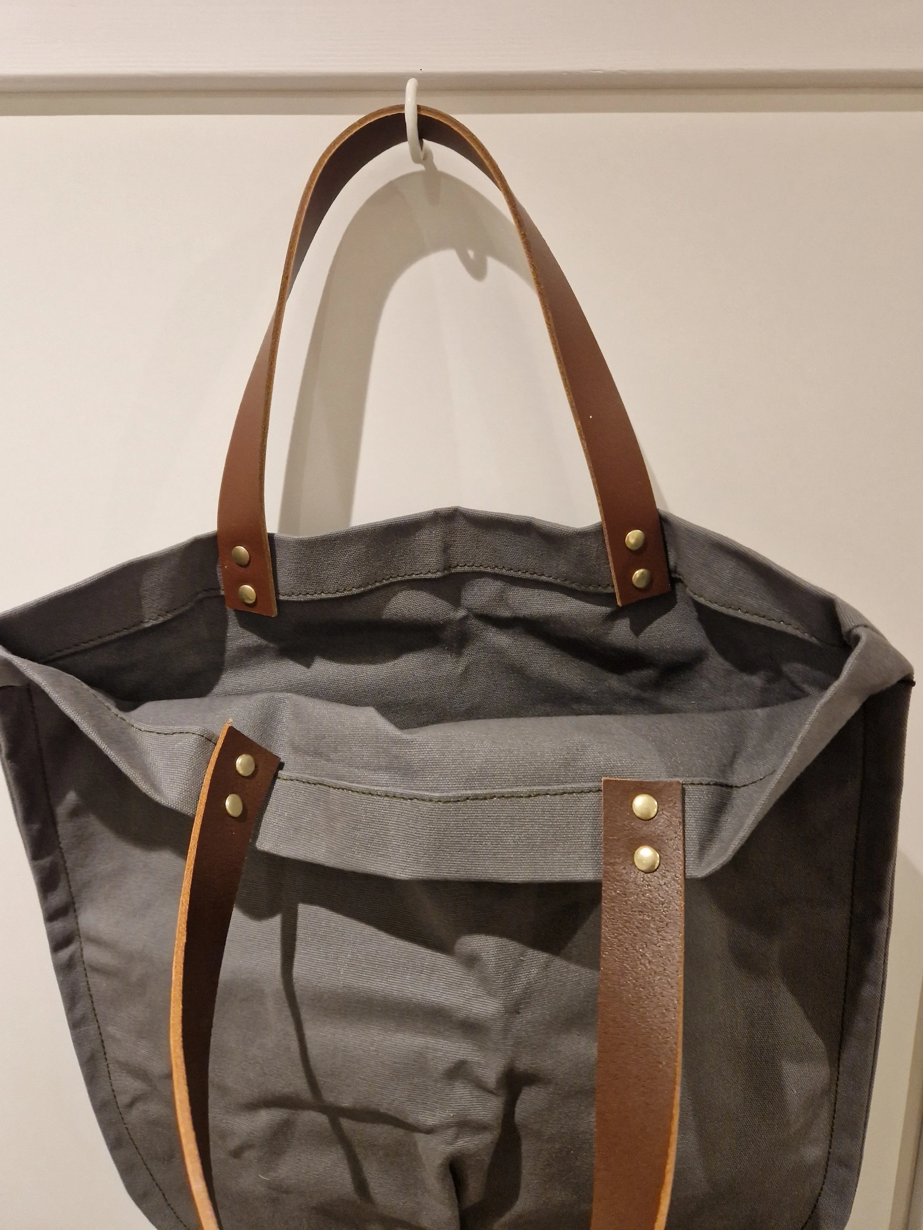 TOTELY GRAB in Grey with brown handles